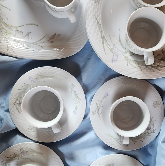 Beautiful China PearlSet Of 5 Cups & Saucers,Salad Plates, sugar bowl & creamer - Picture 11 of 13